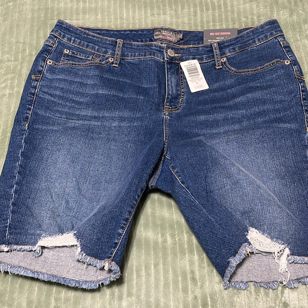 Torrid NWT Bermuda shorts 16